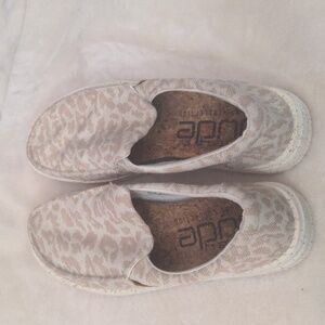 5/$10 Hey Dude Leopard print  Tan size 6